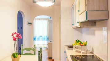 Peti sejuk, ketuhar, dapur, alat memasak/pinggan mangkuk/perkakas dapur