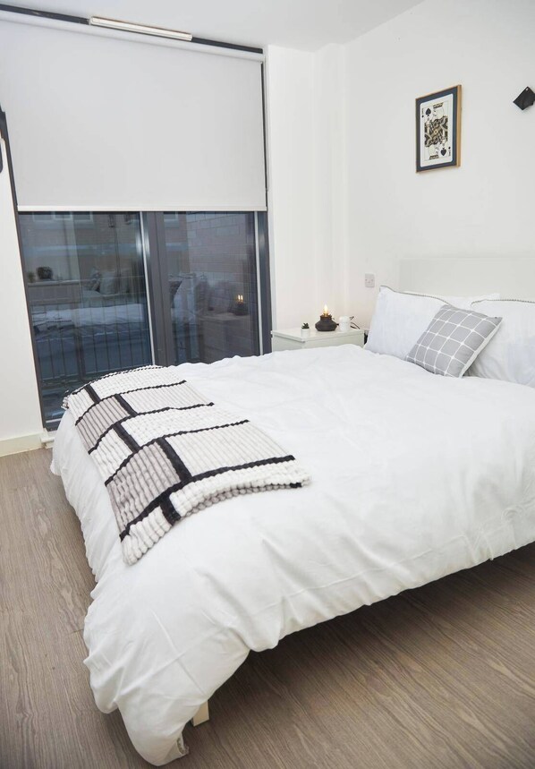 2 bedrooms, iron/ironing board, free WiFi, bed sheets - Apartment-sleeps4-streetparking-balcony-duplex (Salford)