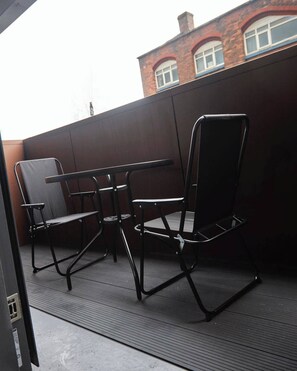 Apartment | Outdoor dining - Apartment-sleeps4-streetparking-balcony-duplex (Salford)