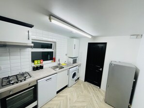 Apartment | Private kitchen | Fridge, microwave, oven, stovetop - Oxford Charm Apartment-comfort in Prime Location (Oxford)
