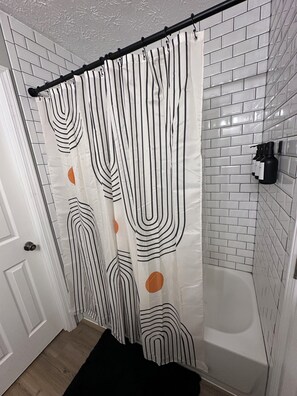 Haartrockner, Handtücher, Seife, Shampoo