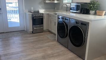 Een koelkast, een magnetron, een oven, een kookplaat