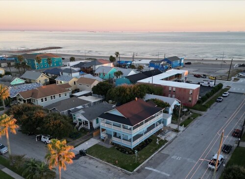 *Top Deck Ocean View - Stunning 2-Bedroom Retreat with Ocean Views & Hot Tub*