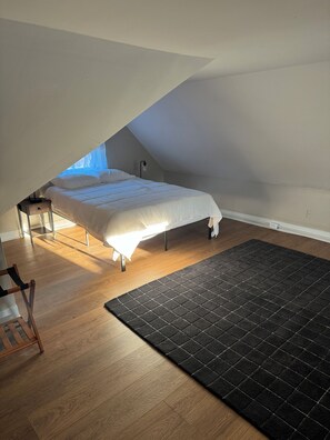 4 bedrooms, iron/ironing board, WiFi, bed sheets - Love the Cov- Spacious 4-bedroom house in charming Covington with WiFi, AC (Covington)