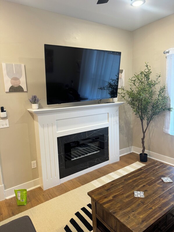 Living area - Love the Cov- Spacious 4-bedroom house in charming Covington with WiFi, AC (Covington)