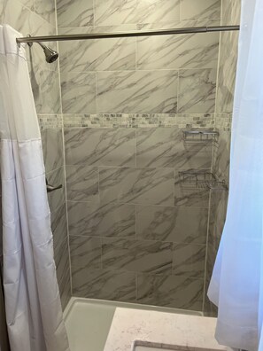 Douche, sèche-cheveux, serviettes fournies, savon
