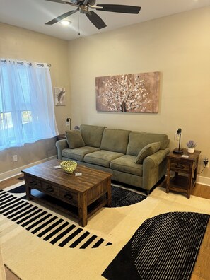 Living area - Love the Cov- Spacious 4-bedroom house in charming Covington with WiFi, AC (Covington)