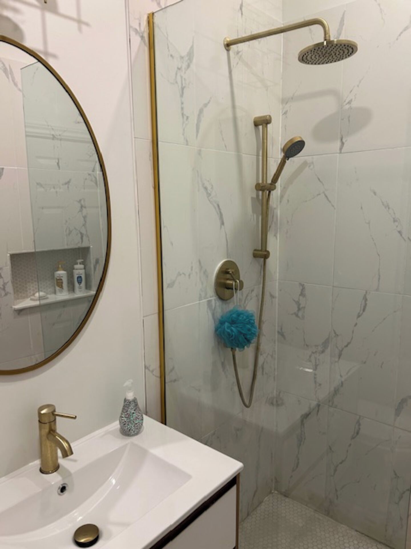 Douche, sèche-cheveux, serviettes fournies, savon