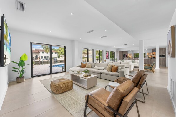 Smart TV - STUNNING LUXURY HOME WITH MODERN ELEGANCE (Fort Lauderdale)