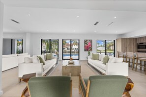 Smart TV - STUNNING LUXURY HOME WITH MODERN ELEGANCE (Fort Lauderdale)