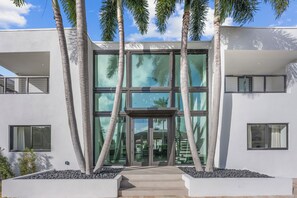 Exterior detail - STUNNING LUXURY HOME WITH MODERN ELEGANCE (Fort Lauderdale)