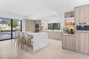 Fridge, microwave, oven, stovetop - STUNNING LUXURY HOME WITH MODERN ELEGANCE (Fort Lauderdale)