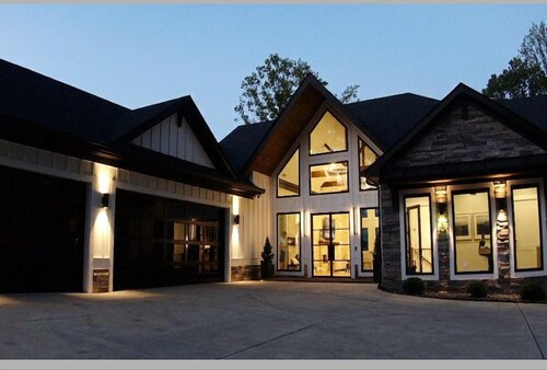 Modern Magnolia: Stunning New 5BR Lakefront w/ Top Amenities! Sleeps 14