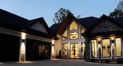 Modern Magnolia: Stunning New 5BR Lakefront w/ Top Amenities! Sleeps 14