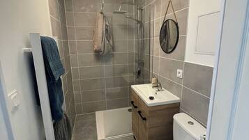 Håndklær, såpe og toalettpapir