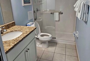 Dusj, hårføner, håndklær og såpe