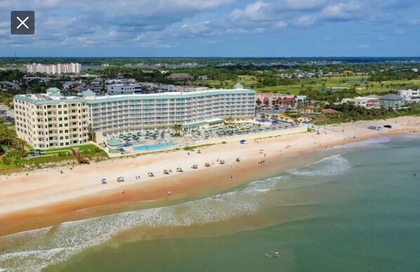 På stranden, solsenger og strandhåndklær