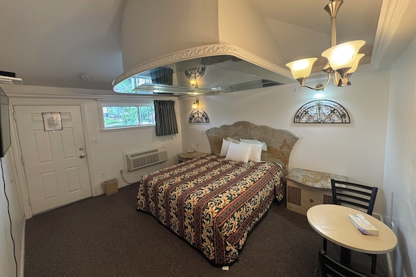 Standard Single Room, 1 King Bed | WiFi (free)