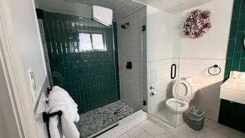 Standard Single Room, 1 King Bed | Bathroom