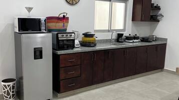 Microondas, placa de cocina, cafetera o tetera y tostadora