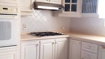 Micro-ondes, four, plaque de cuisson