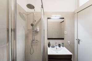Ducha, secador de pelo y toallas