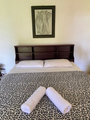 2 bedrooms, iron/ironing board, WiFi, bed sheets - Cup of Tea & Clear Skies - A cozy home 10 minutes from Kandy City center. (Kandy)