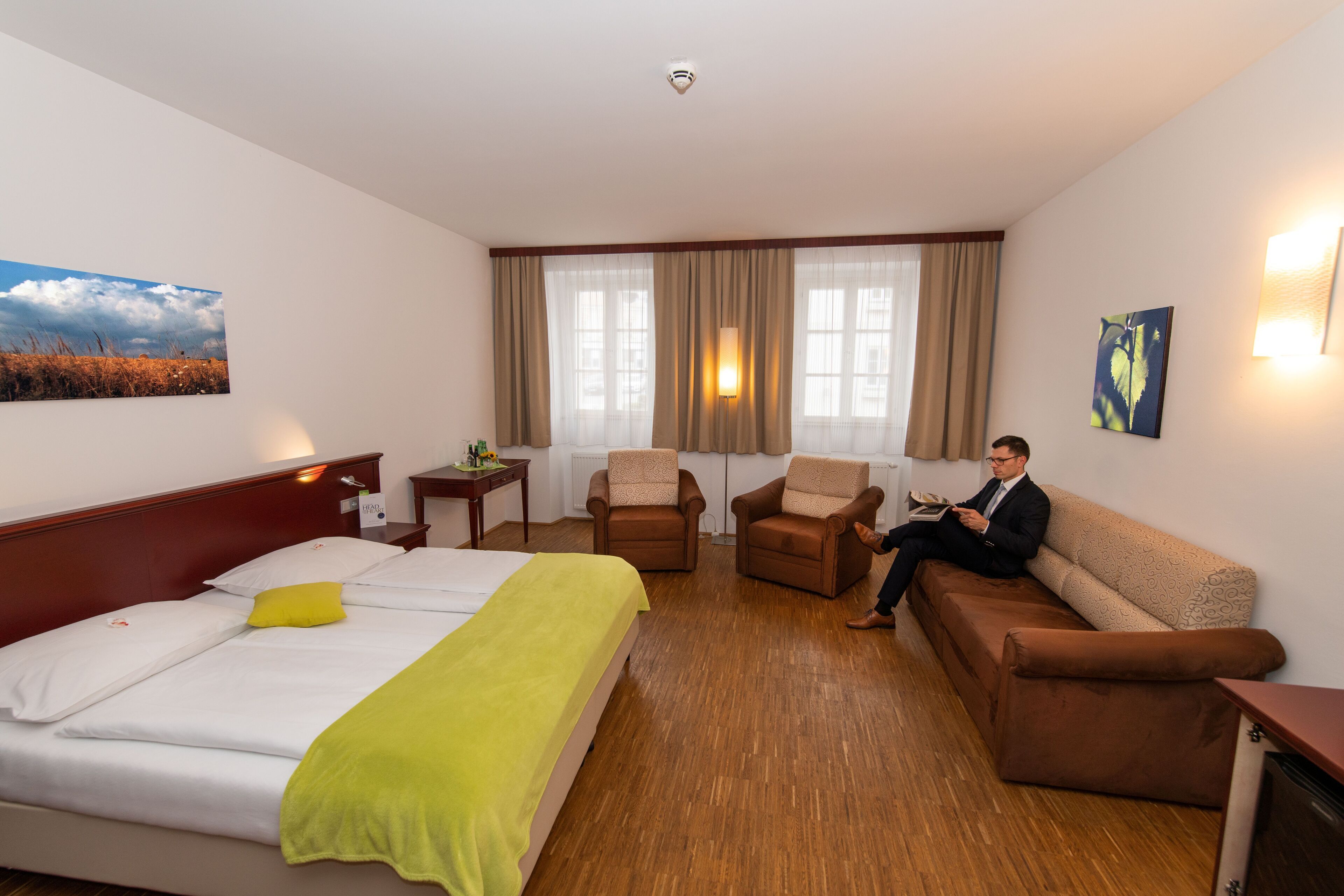 Comfort-Doppelzimmer | Zimmersafe, Schreibtisch, laptopgeeigneter Arbeitsplatz