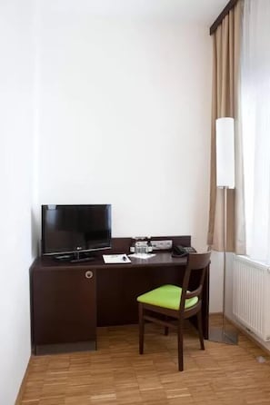 Chambre Simple Classique | Coffres-forts dans les chambres, bureau