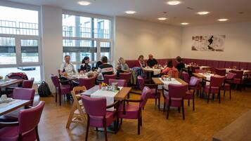 Desayuno buffet (EUR 15 por persona)