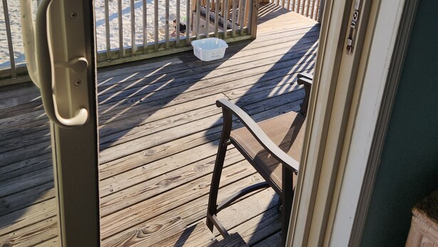 Eine Holterrasse mit Blick auf Strand und Meer.