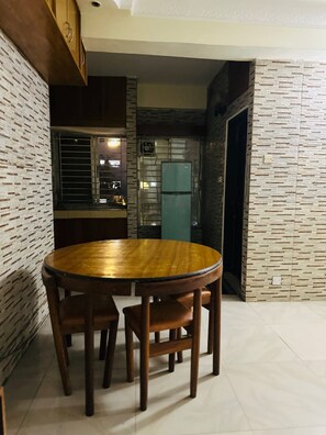 Deluxe appartement | Dineren in de kamer