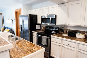 冷蔵庫、電子レンジ、オーブン、コンロ