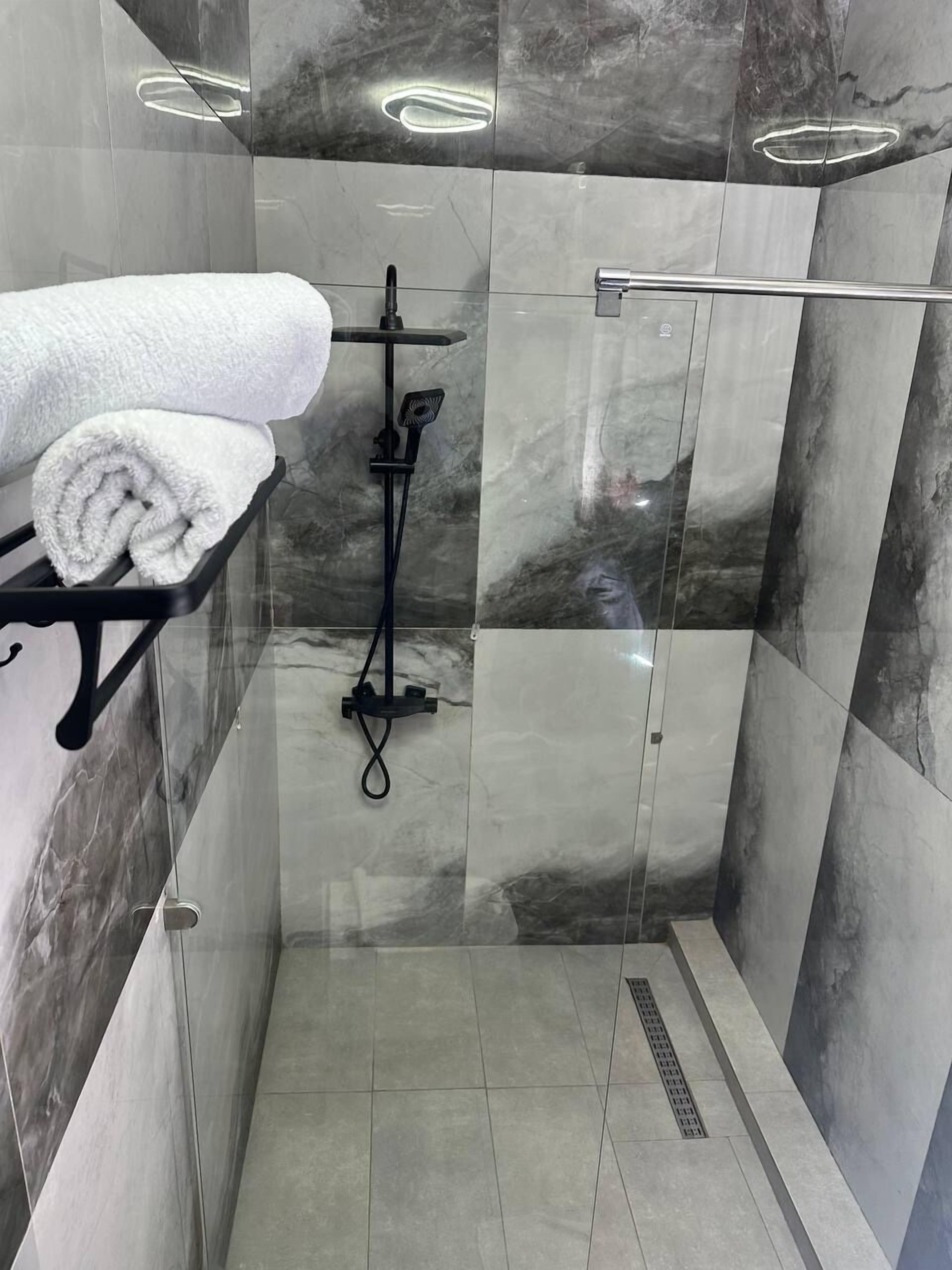 Quarto luxo, vista para a cidade | Banheiro | Chuveiro, produtos de toalete grátis, chinelos, toalhas de banho