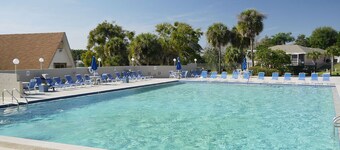 Cosy vacation cottage within walking distance of beautiful Lake Louisa 