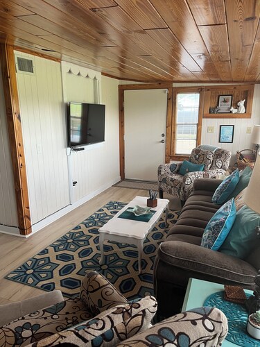 Cosy vacation cottage within walking distance of beautiful Lake Louisa 
