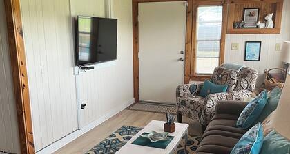 Cosy vacation cottage within walking distance of beautiful Lake Louisa