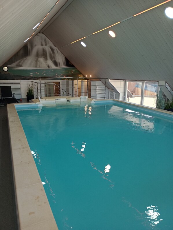 Indoor pool, a heated pool - Cozy vacation apartment terrace with a view of the white Main (Himmelkron)