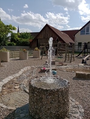 Property grounds - Cozy vacation apartment terrace with a view of the white Main (Himmelkron)