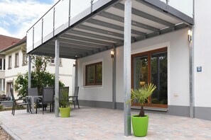 Outdoor dining - Cozy vacation apartment terrace with a view of the white Main (Himmelkron)