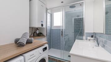 Sèche-cheveux, serviettes fournies, savon