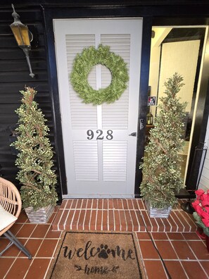 Exterior detail - Mid-century modern gem w/ cabin vibes, MEGA gameroom, pingpong, pool table, gym (Jacksonville)