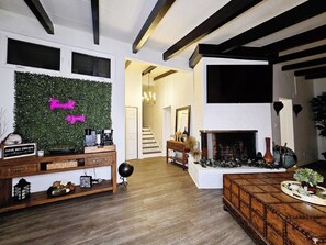 Interior - Mid-century modern gem w/ cabin vibes, MEGA gameroom, pingpong, pool table, gym (Jacksonville)