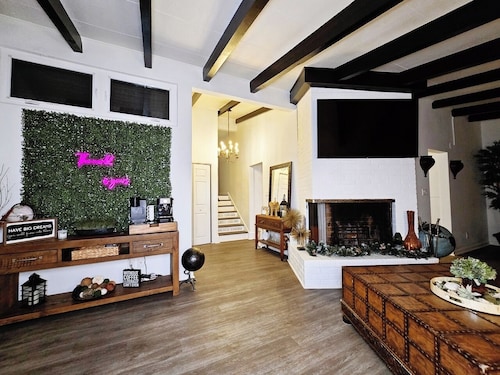 Mid-century modern gem w/ cabin vibes, MEGA gameroom, pingpong, pool table, gym