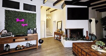 Mid-century modern gem w/ cabin vibes, MEGA gameroom, pingpong, pool table, gym