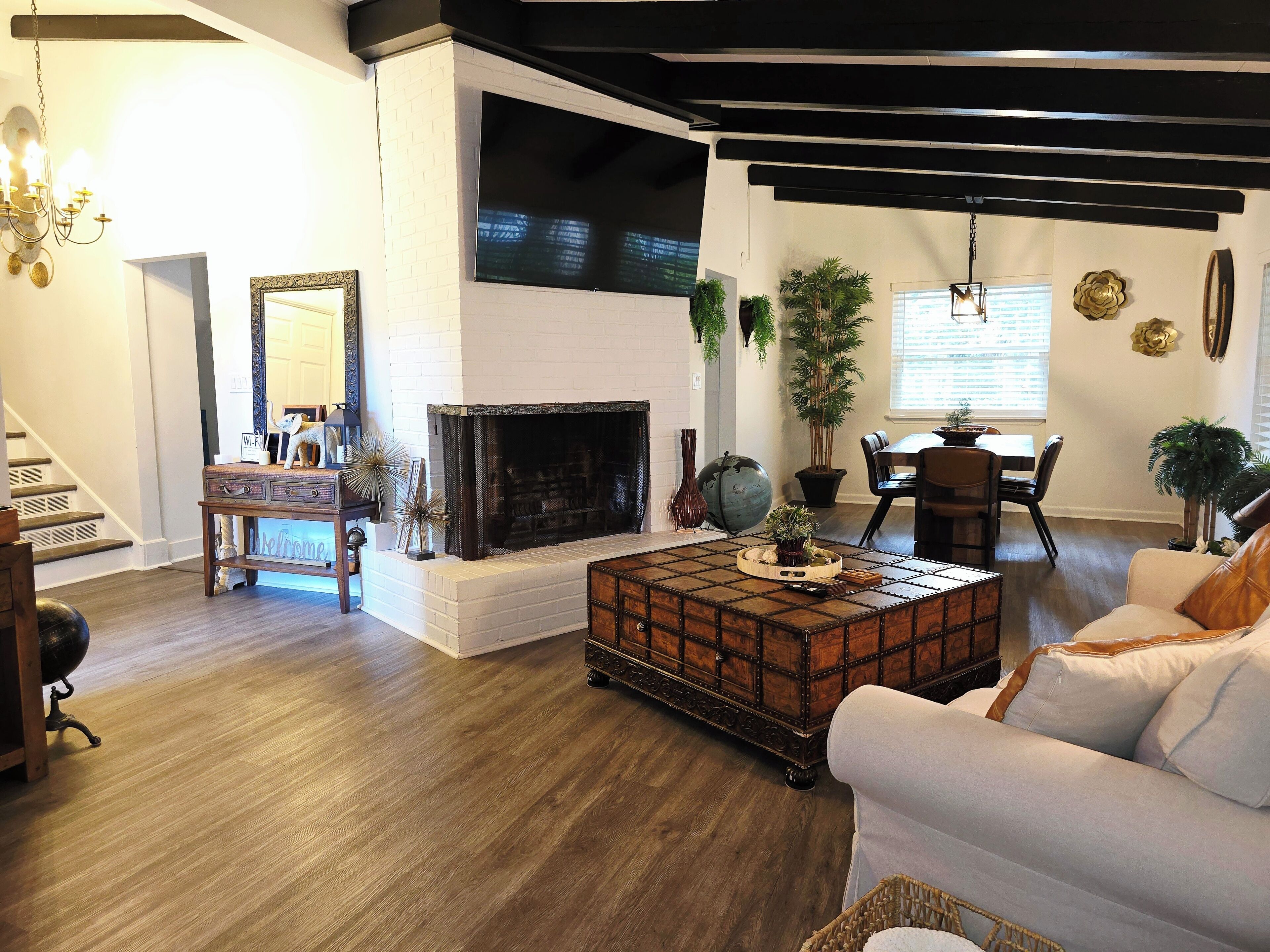 Una Smart TV, una chimenea, videojuegos, un futbolín