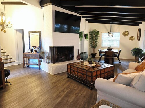 Mid-century modern gem w/ cabin vibes, MEGA gameroom, pingpong, pool table, gym