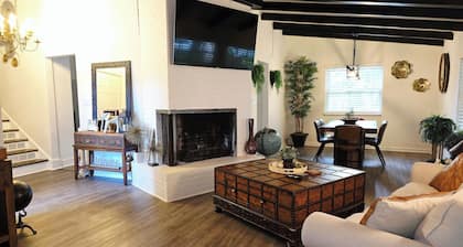 Mid-century modern gem w/ cabin vibes, MEGA gameroom, pingpong, pool table, gym