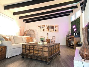 Smart-TV, Kamin, Videospiele, Tischfußball
