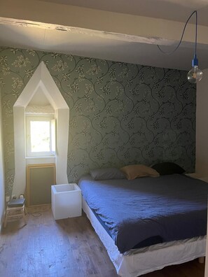 8 chambres, fer et planche à repasser, lit de bébé portatif, Wi-Fi